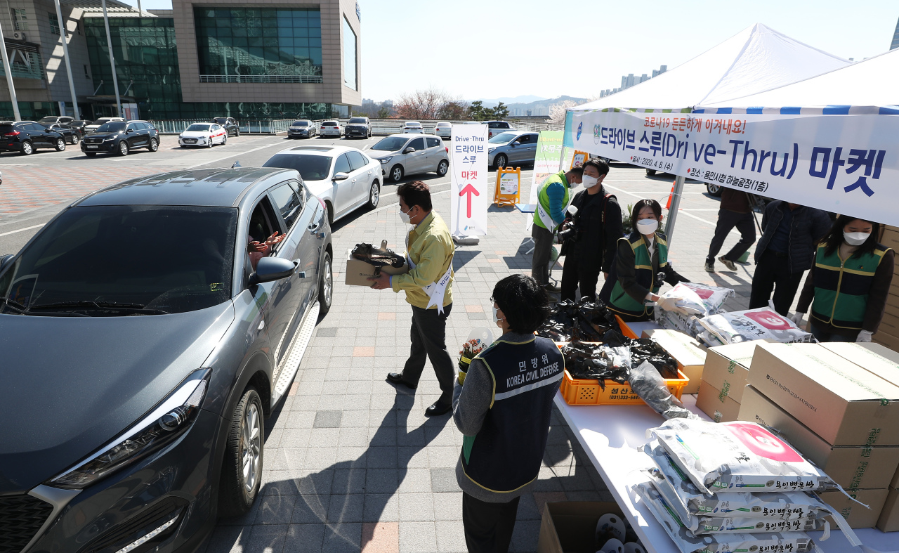 Citizens purchase goods at a drive-thru market in Yongin, Gyeonggi Province, Wednesday. (Yonhap)