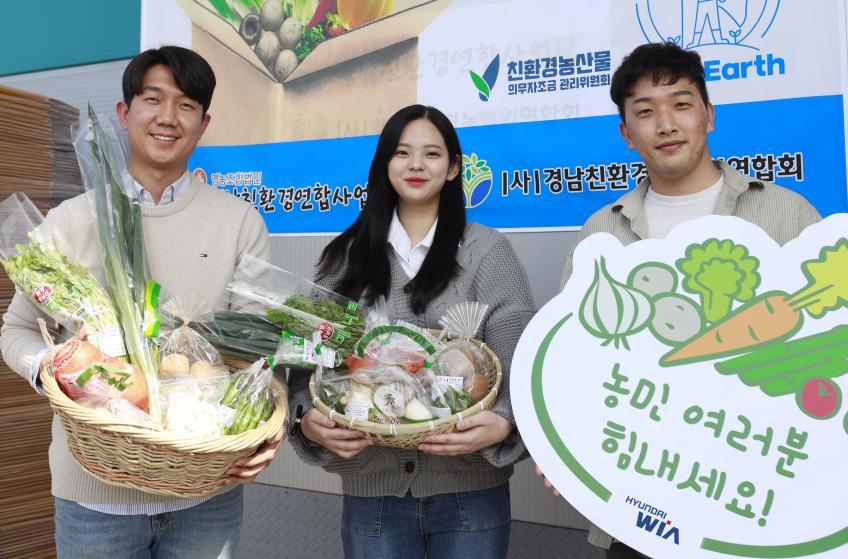 A group of volunteers help a farm experiencing the fallout from COVID-19 by harvesting groundsel and garlic in Yanggu County, Gangwon Province. (Yonhap)