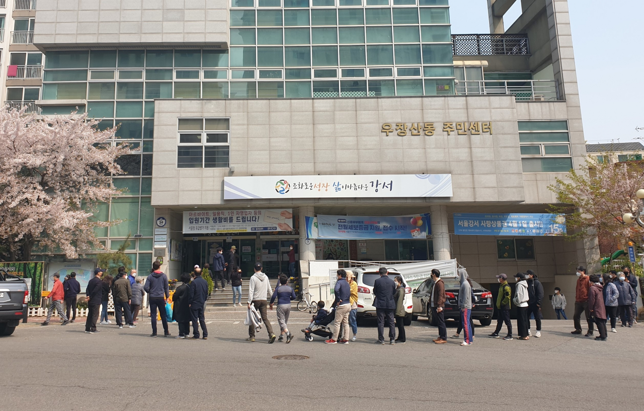제21대 총선 사전투표 마지막날인 11일 오전 10시30분경, 강서구 우장산동 주민센터 앞에 투표에 참여하려는 유권자들의 줄이 길게 늘어섰다. [강서구민 제공]