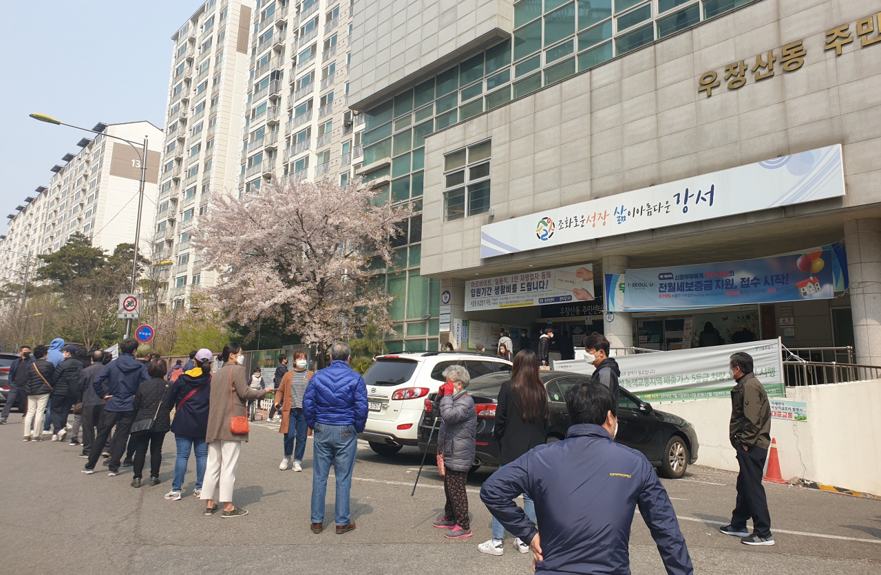 제21대 총선 사전투표 마지막날인 11일 오전 10시30분경, 강서구 우장산동 주민센터 앞에 투표에 참여하려는 유권자들의 줄이 길게 늘어섰다. [강서구민 제공]