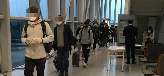 지난달 한국 건설사 관계자 106명이 정부의 입국 지원 아래 인천공항에서 쿠웨이트로 출발하고 있는 모습. [연합]
