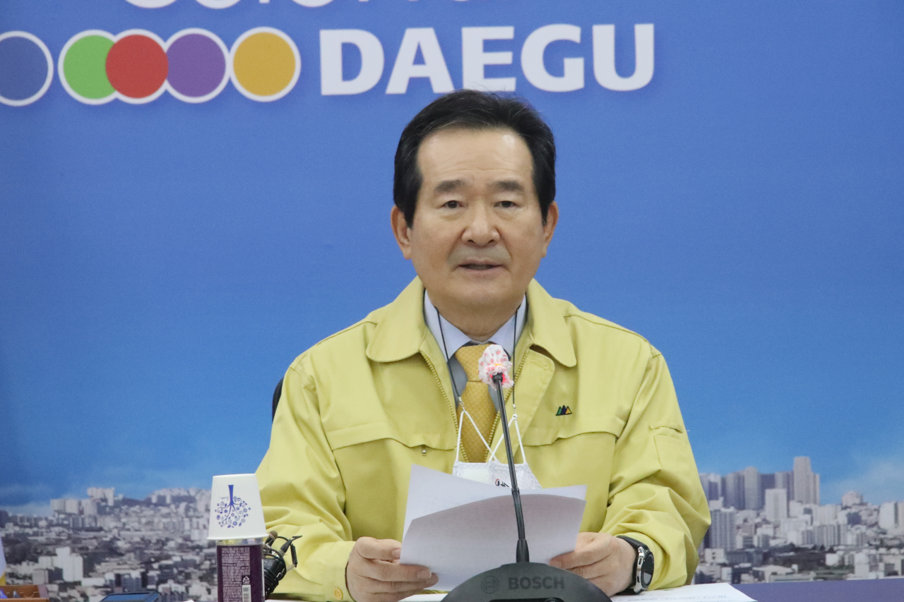 정세균 국무총리가 11일 대구시를 방문해 권영진 대구시장과 이철우 경북도지사와 함께 신종 코로나바이러스 감염증(코로나19) 대응 상황점검을 하고 있다. ［연합］