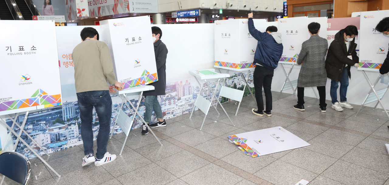 21대 국회의원 사전투표가 끝난 11일 오후 서울역 사전투표소에서 관계자들이 정리를 하고 있다. [연합뉴스]