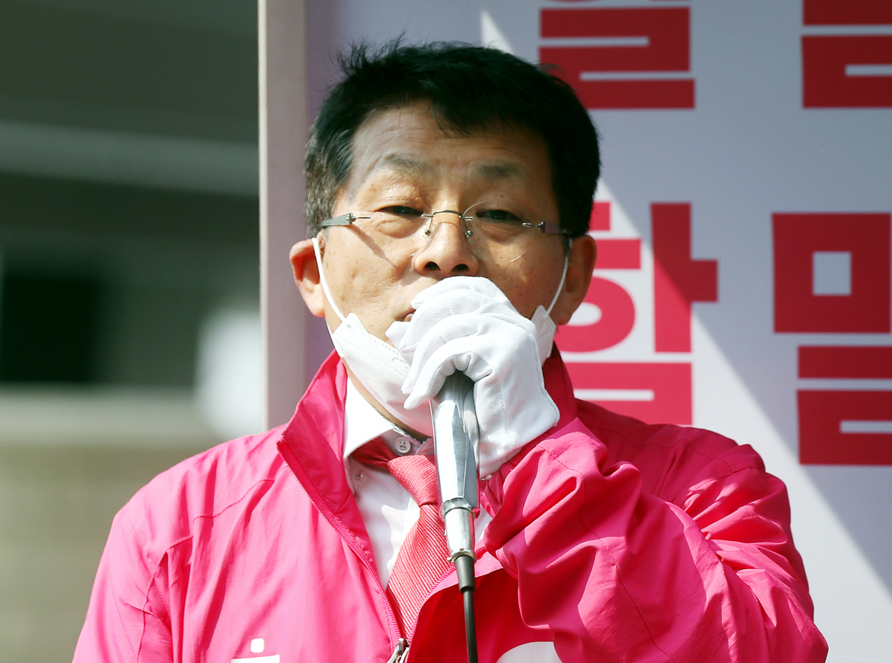 제21대 총선 경기 부천병에 출마한 미래통합당 차명진 후보가 10일 오후 경기도 부천시 소사구 일대에서 유세차량을 타고 시민들에게 지지를 호소하고 있다. [연합뉴스]