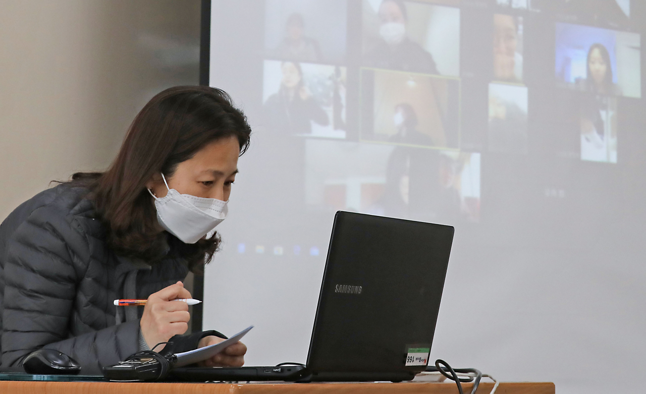 신종코로나바이러스 감염증(코로나19) 확산 방지를 위해 전국 중학교 3학년, 고등학교 3학년이 온라인 개학을 한 지난 9일 오전 서울 마포구 서울여자고등학교에서 한 선생님이 출석 체크를 하고 있다. [연합뉴스]