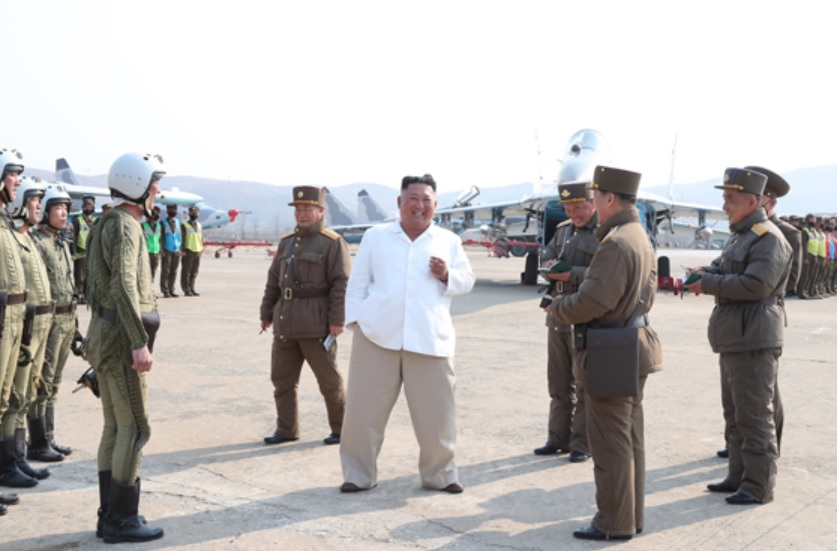 북한 노동당 기관지 노동신문은 12일 김정은 북한 국무위원장이 서부지구 항공 및 반항공사단 관하 추격습격기(전투기) 연대를 시찰했다고 보도했다. [헤럴드DB]