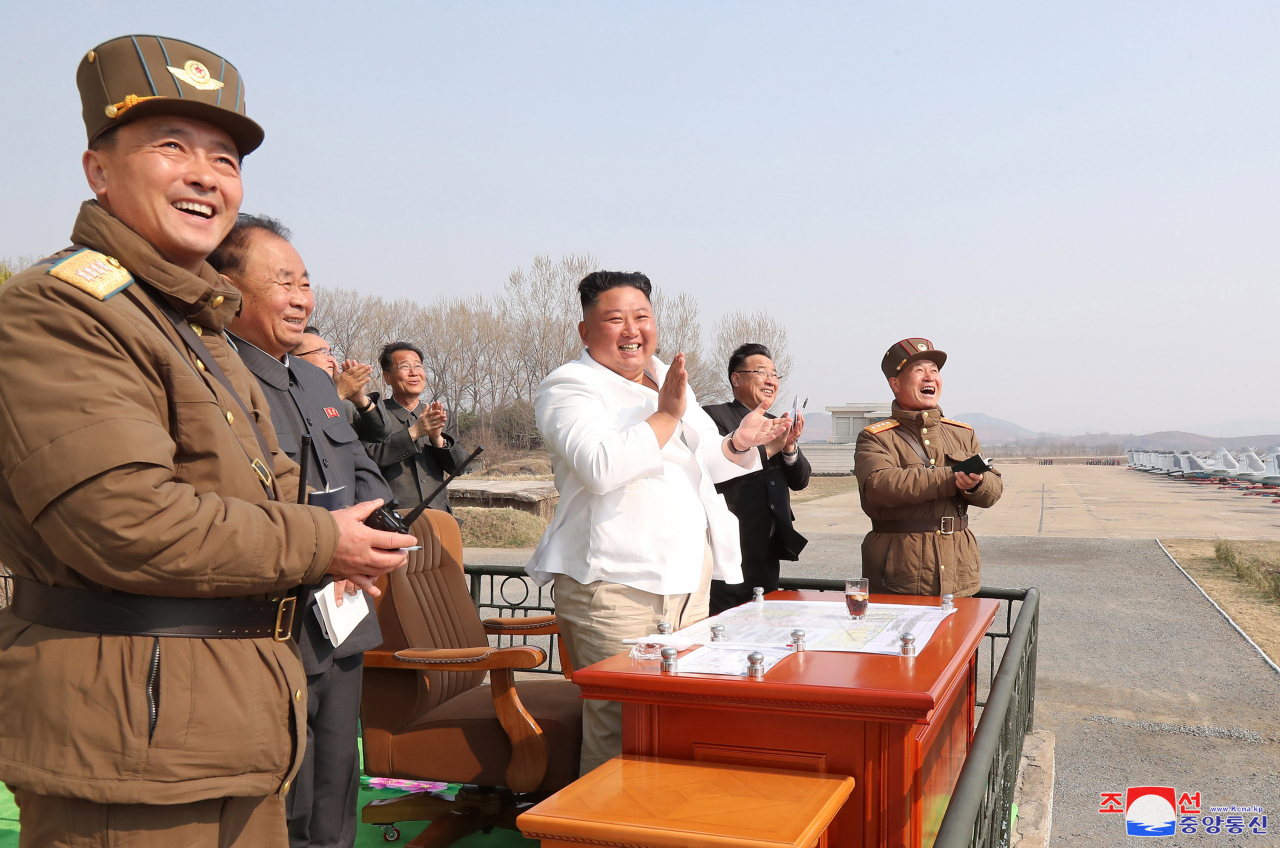 김정은 북한 국무위원장이 서부지구 항공 및 반항공사단 관하 추격습격기연대를 시찰했다고 12일 조선중앙통신이 보도했다. 김 위원장이 훈련을 참관하며 전투기 비행사들에게 박수를 보내고 있다. [연합]