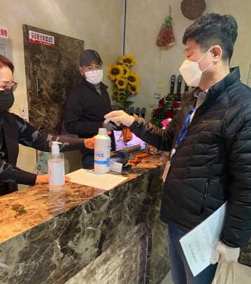 다중이용시설에 소독약품 배부후 사용방법을 설명하고 있다. [화성시 제공]