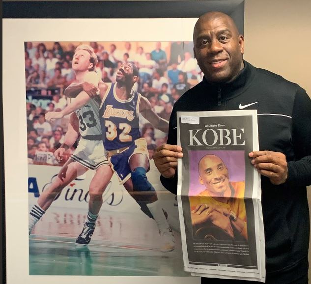 미 프로농구(NBA)의 전설적인 선수 출신 매직 존슨이 지난 1월 헬기 사고로 사망한 후배 선수 코비 브라이언트 관련 특집 기사를 실은 일간 LA타임스를 들고 포즈를 취하고 있다. [매직 존슨 트위터 캡처]