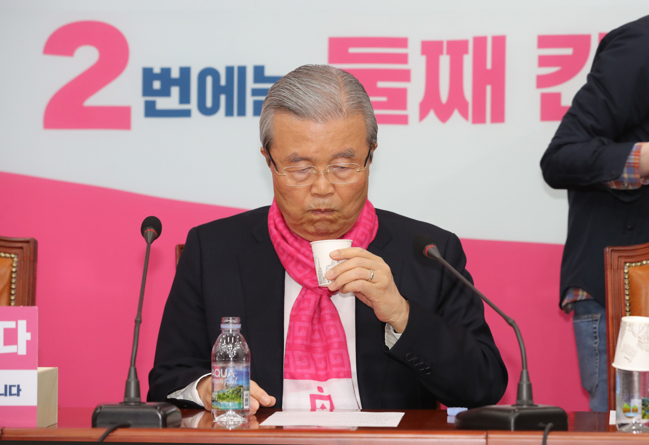 김종인 미래통합당 총괄 선대위원장은 12일 국회에서 열린 비상경제대책위원회 회의에서 문재인 대통령을 향해 코로나19 재난지원금 집행이 늦어진다는 이유로 직무유기라고 비판했다. [연합]
