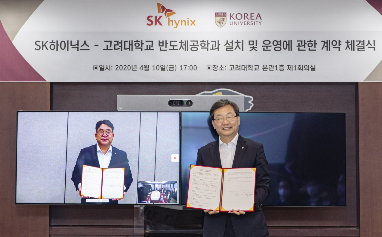 SK하이닉스 대외협력총괄 김동섭 사장(왼쪽)과 정진택 고려대 총장이 지난 10일 화상 회의를 통한 ‘반도체공학과 협약식’ 기념 사진을 촬영하고 있는 모습. [SK하이닉스 제공]