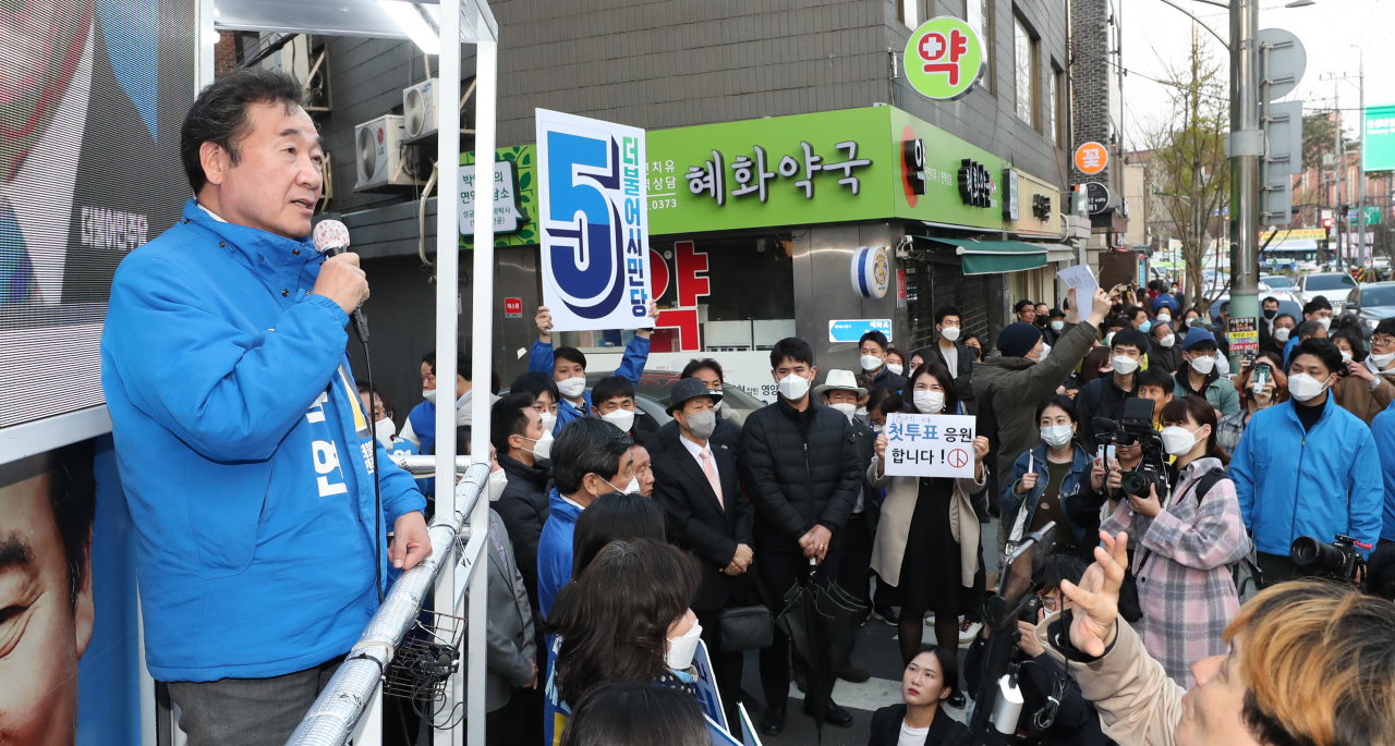 이낙연 더불어민주당 코로나19 국난극복위원장은 12일 여권 내부에서 잇달아 제기되는 4·15 총선 결과 낙관론에 대해 국민을 두려워해야 한다며 “누가 국민의 뜻을 안다고 그렇게 함부로 말할 수 있느냐”고 경고했다. [연합]