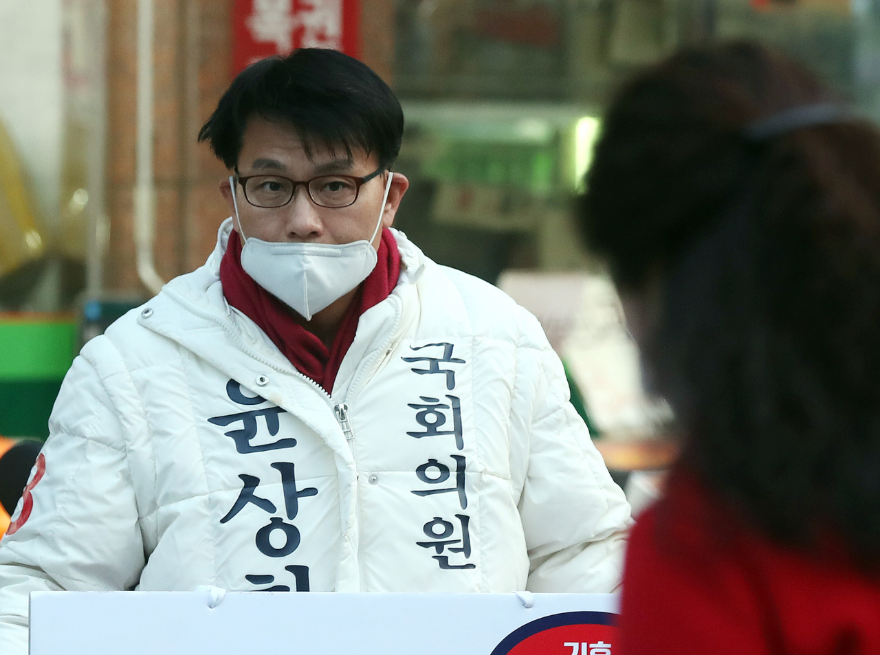 제21대 총선 인천 동구미추홀을에 출마한 윤상현 무소속 후보가 2일 오전 인천시 미추홀구 용현동 한 아파트 앞에서 출근하는 시민들에게 인사하며 지지를 호소하고 있다.[연합]