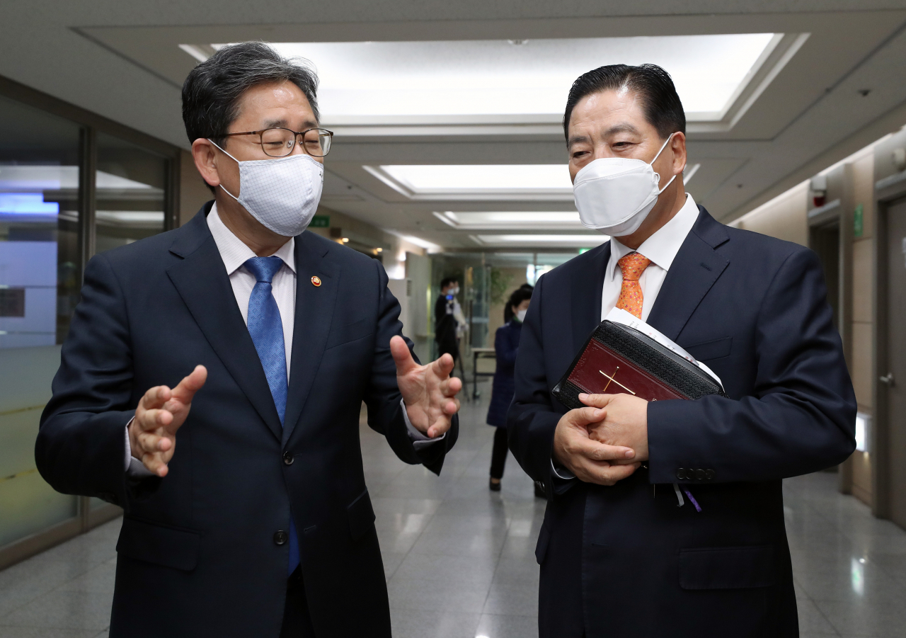 박양우 문화체육관광부 장관(왼쪽)이 부활절인 12일 오전 서울 은평구 연신교회를 방문해 코로나19 관련 사회적 거리두기 현장을 점검하고 이순창 담임목사를 만나 사회적 거리두기 강화에 대한 협조를 요청하고 있다. [문화체육관광부 제공]