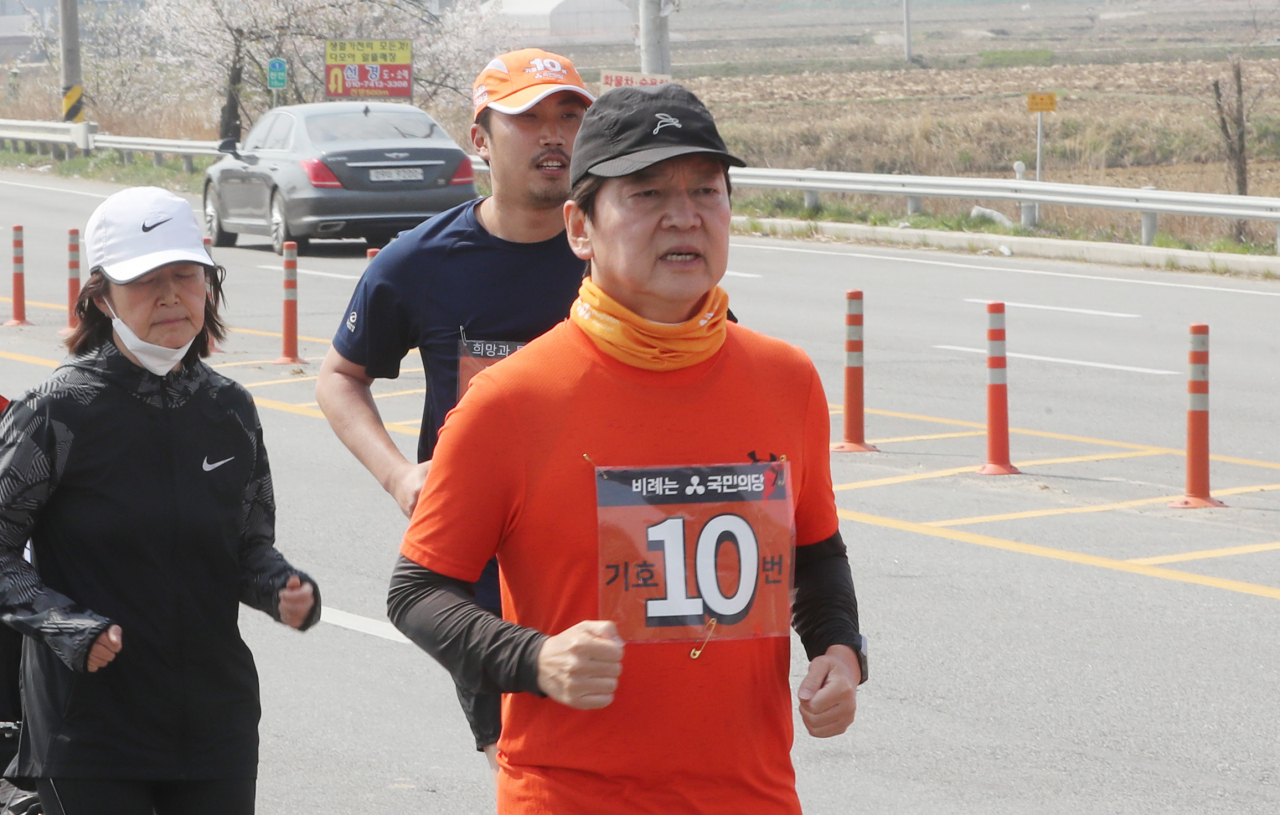 4·15 총선운동 기간 400㎞ 국토대종주를 진행중인 안철수 국민의당 대표는 12일 기어서라도 국토대종주에 성공하겠다며 비례정당 투표에서도 승리할 것이라고 밝혔다. 안 대표와 부인 김미경(왼쪽) 서울대 교수. [연합]