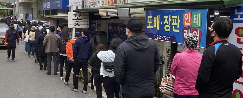 11일 오후 경남 창원 성산구 반송동 행정복지센터에 마련된 4·15 총선 사전투표소 앞에서 많은 유권자가 투표를 위해 줄을 서고 있다. [연합]