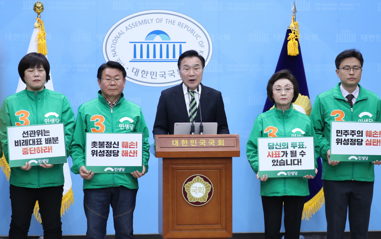 손학규 민생당 상임선대위원장이 12일 오후 서울 여의도 국회 소통관에서 기자회견을 열고 "더불어민주당, 미래통합당의 위성 비례정당이 헌법상 권리 침해했다고 판단, 헌법소원 내겠다"고 밝히고 있다. [연합]