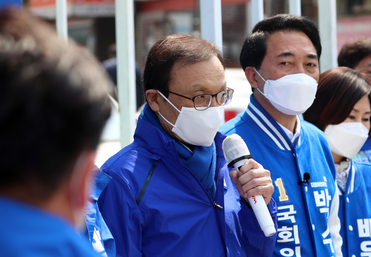 충남 지원 유세에 나선 이해찬 더불어민주당 대표는 12일 21대 총선 원내 1당을 확보했다며 과반의석 지지를 호소했다. 이 대표가 충남 공주에서 박수현 후보 지원유세를 펼치고 있다. [연합]