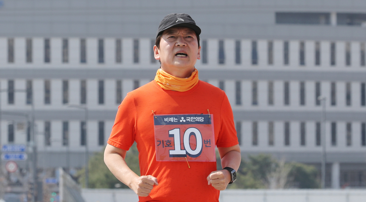 국토 종주 중인 안철수 국민의당 대표가 총선 D-5일인 10일 오전 세종시 정부세종청사 인근을 달리고 있다. [연합]