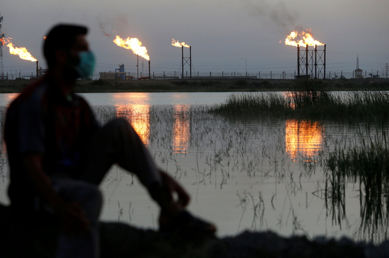 OPEC+은 12일(현지시간) 신종 코로나바이러스 감염증(코로나19) 사태로 인한 원유 시장 위기에 대응해 일일 970만배럴 규모의 감산에 나서기로 합의했다. 사진은 이라크 나르 빈 우마르 유전의 모습. [로이터]