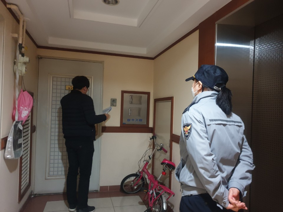 양천구 신종 코로나바이러스 감염증(코로나19) 자가격리자 불시 합동점검 활동 모습. [양천구 제공]