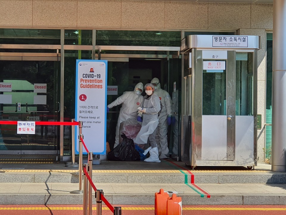 Medical staffers at the entrance of a treatment center for foreign patients in Paju, Gyeonggi Province (courtesy of nurse)