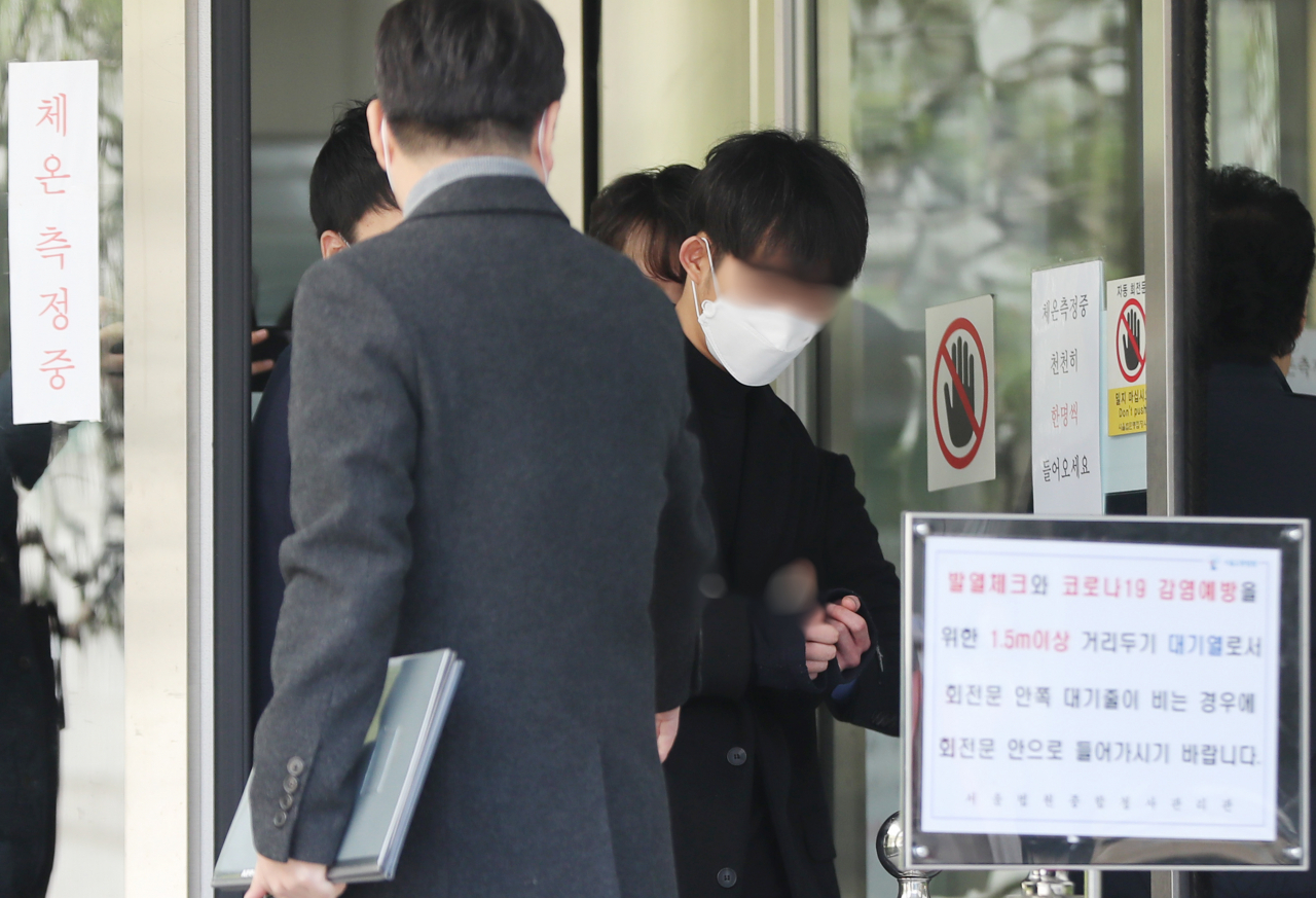 박사방’ 운영자 조주빈에게 개인정보를 유출한 혐의를 받는 공익근무요원(현 사회복무요원) 최모 씨가 지난 3일 서울중앙지법에서 영장실질심사를 마친 뒤 법원을 나서고 있는 모습. [연합]