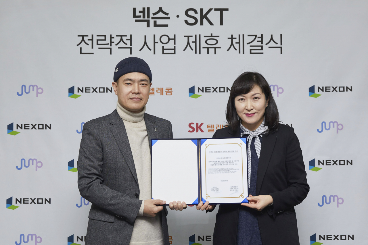 SK텔레콤과 넥슨이 VR 게임 개발 관련 전략적 업무협약을 체결했다. 사진은 왼쪽부터 김현 넥슨 사업총괄 부사장, 전진수 SKT 5GX서비스사업본부장. [양사 제공]