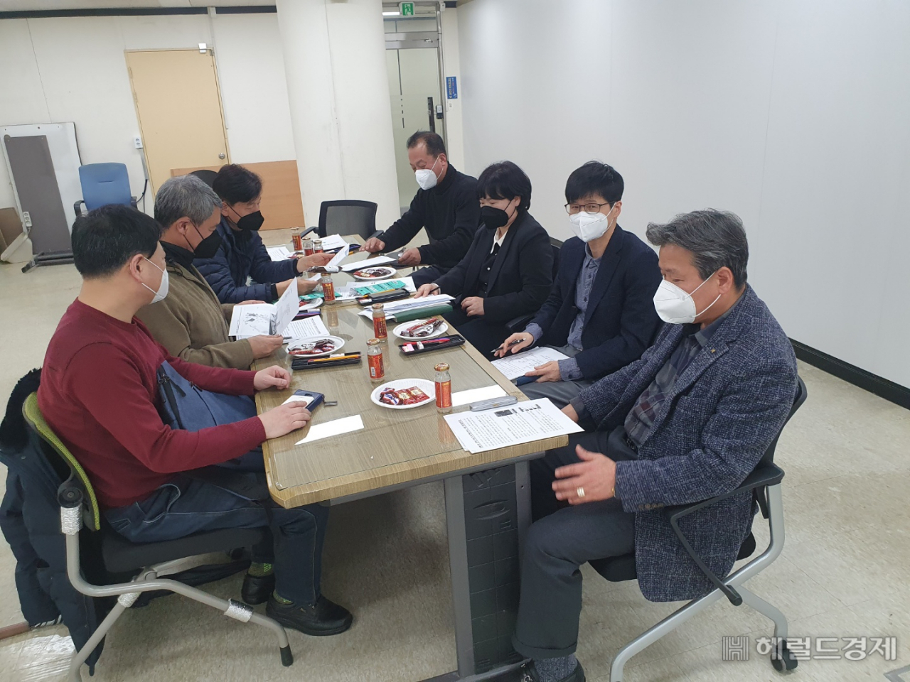 동작구 지역 소상공인들이 모여 코로나19 피해 등 지역경제 동향을 논의하고 있다. [동작구 제공]