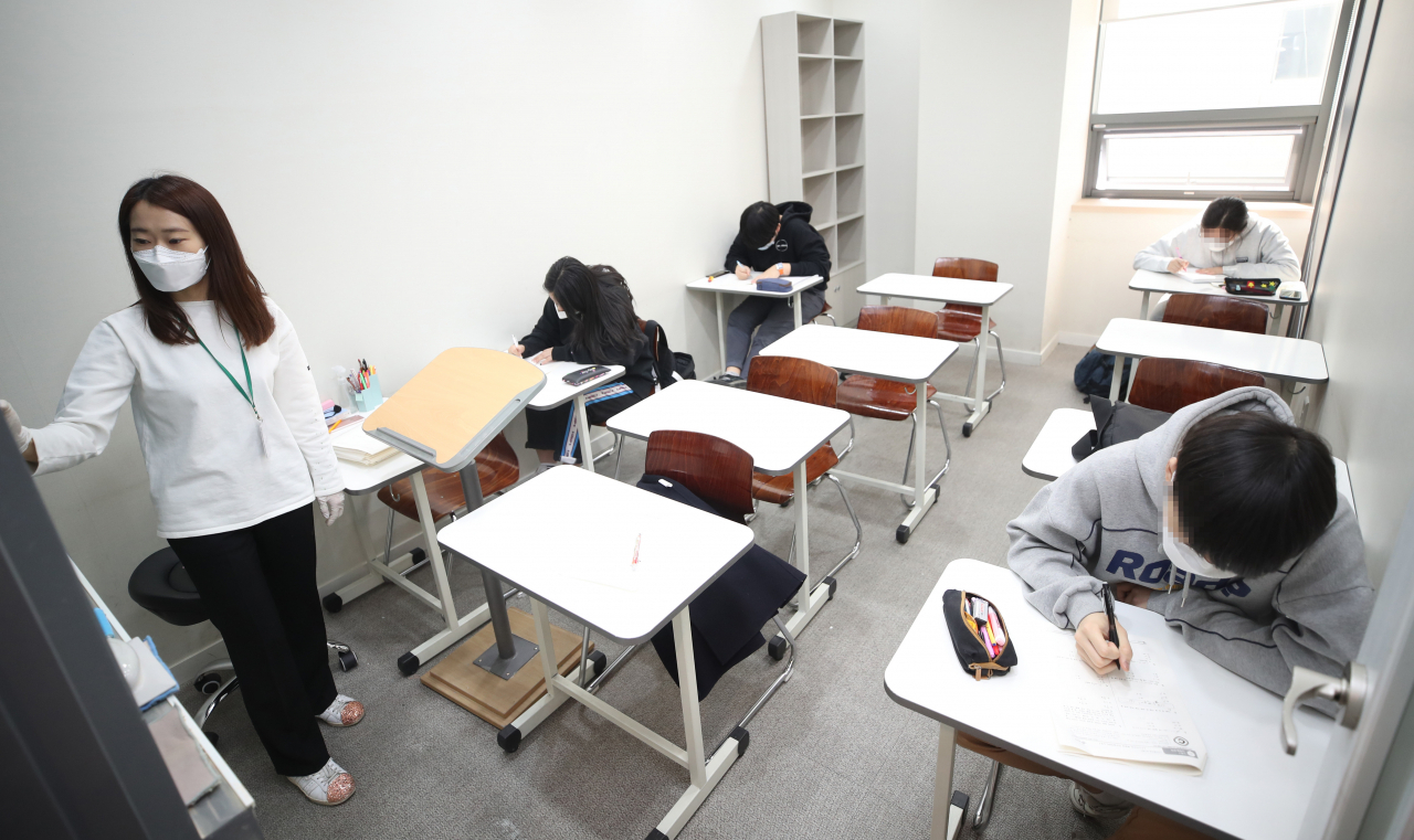 지난 8일 대구시 수성구 대입전문 한 학원에서 강사와 학생들이 마스크를 쓰고 수업을 진행하고 있다. [연합]