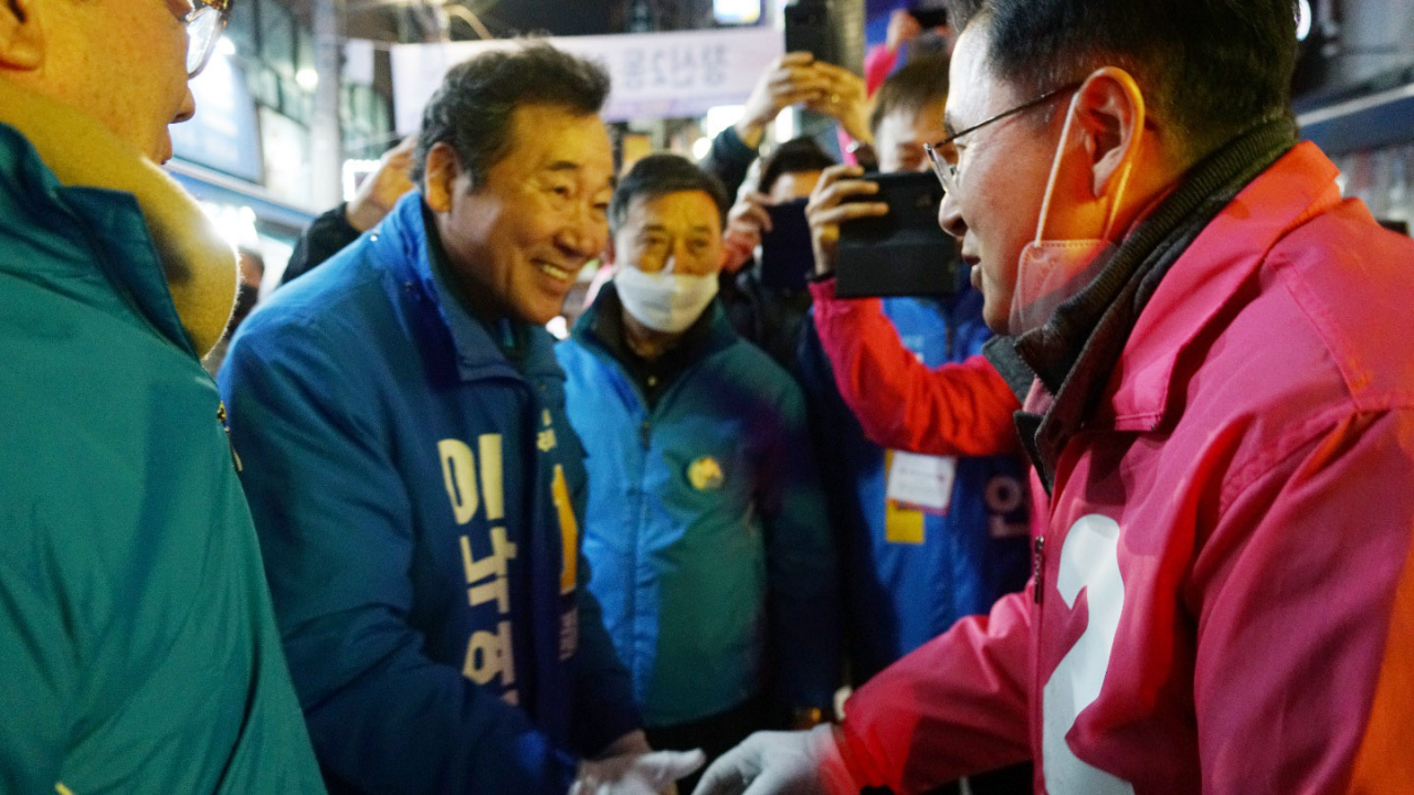 이낙연 더불어민주당 서울 종로 후보가 12일 서울 종로구 창신동 골목시장 상가방문 중 황교안 미래통합당 서울 종로 후보를 만나 인사를 나누고 있다. [연합]