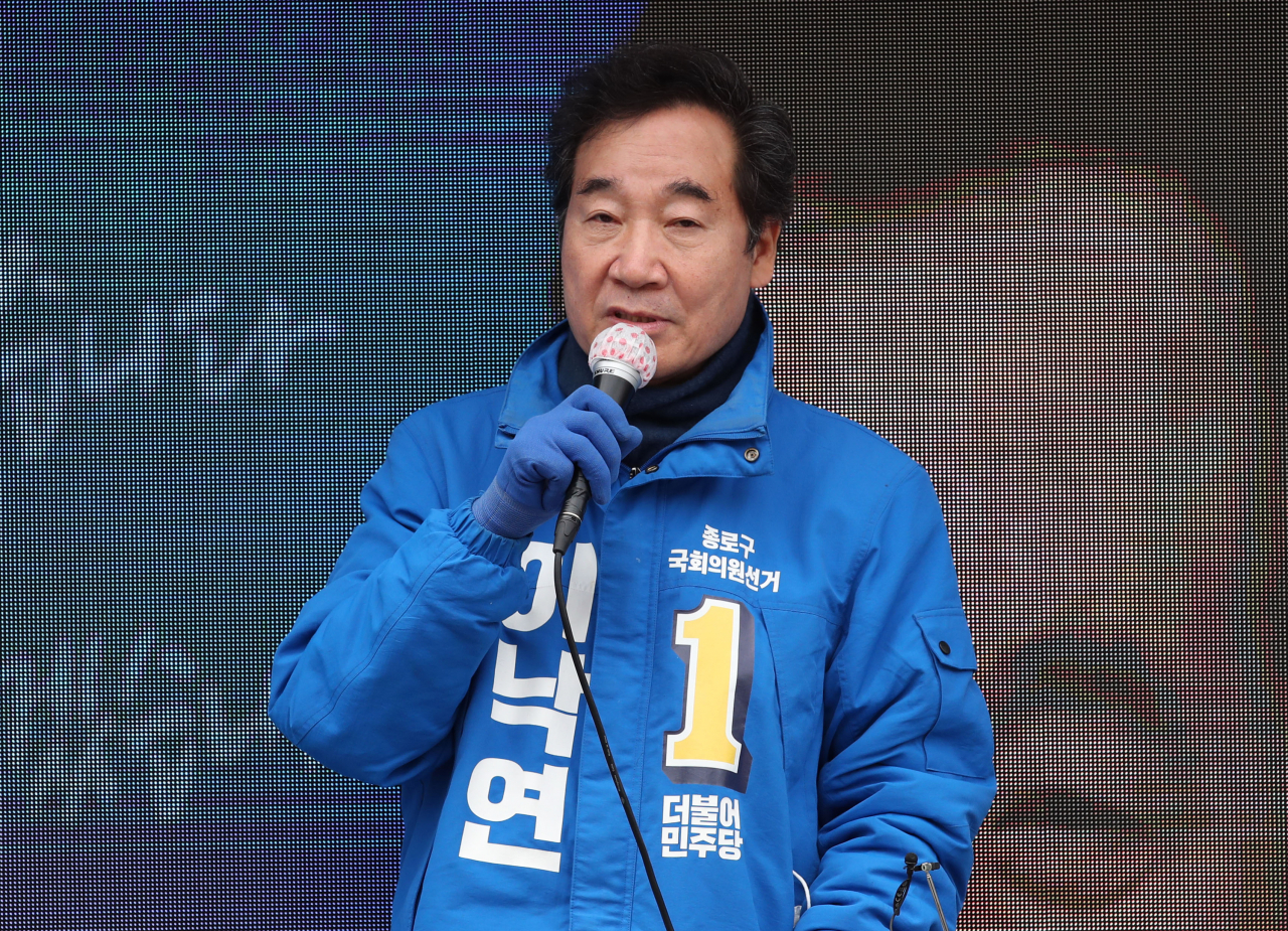 이낙연 더불어민주당 서울 종로 후보가 12일 종로구 구기동에서 유세차량에 올라 지지를 호소하고 있다. [연합]