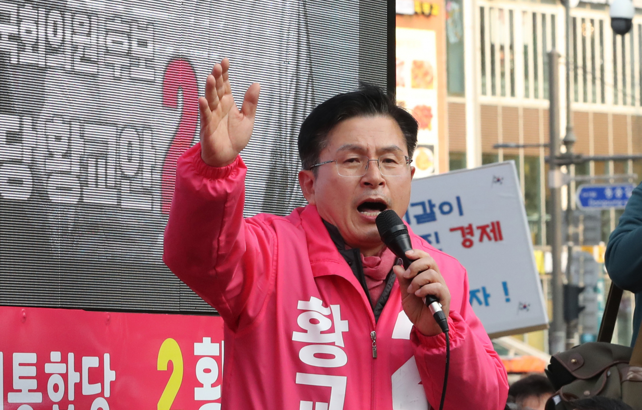 서울 종로에 출마한 황교안 미래통합당 대표가 11일 오후 서울 대학로에서 열린 유세에서 연설하고 있다. [연합]