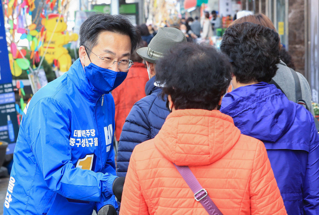 제21대 국회의원 선거 서울 중구·성동구을에 출마한 박성준 더불어민주당 후보가 7일 오후 서울 성동구 금남시장에서 주민들을 만나 지지를 호소하고 있다. [연합]