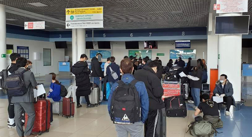 지난 12일 러시아 극동 지역에 발이 묶였던 한국인 30명이 블라디보스톡 국제공항에서 특별항공편을 이용해 귀국길에 오르고 있다. [연합]