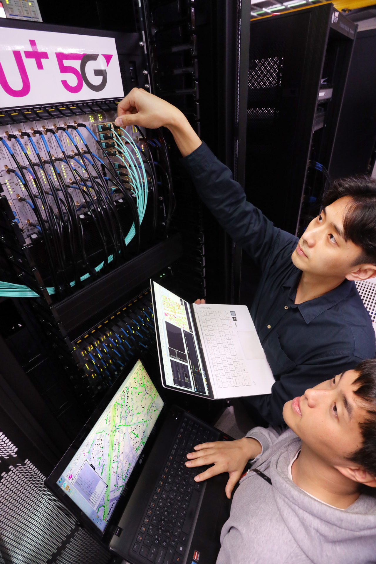 LG유플러스가 국내 기업 이노와이어리스와 공동 개발한 ‘기지국 검증 자동화 장비(mPTS, max Performance Test System)’를 자사 5G 네트워크 운용 현장에 도입한다고 13일 밝혔다. [LG유플러스 제공]