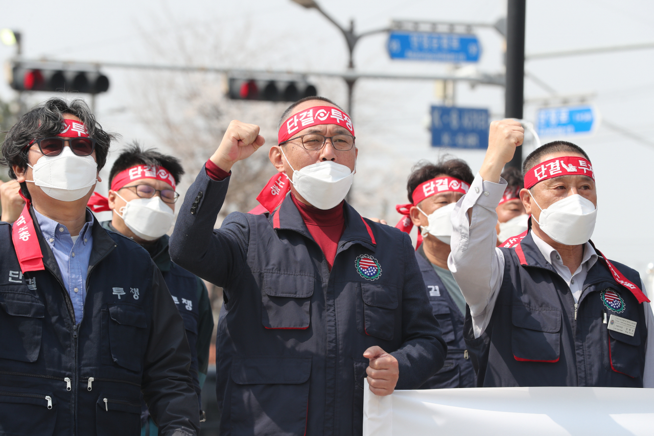 지난 1일 경기 평택 미군기지 캠프 험프리스 정문 앞에서 전국주한미군한국인노조 조합원들이 무급휴직 상태 정상화를 촉구하는 구호를 외치고 있다.[연합]
