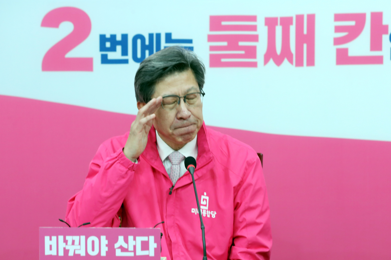 박형준 미래통합당 공동선대위원장이 13일 오전 서울 여의도 국회에서 열린 기자간담회에서 잠시 생각에 잠겨 있다. 박 위원장은 이날 “개헌저지선도 위태롭다”며 지지를 호소했다. [연합]