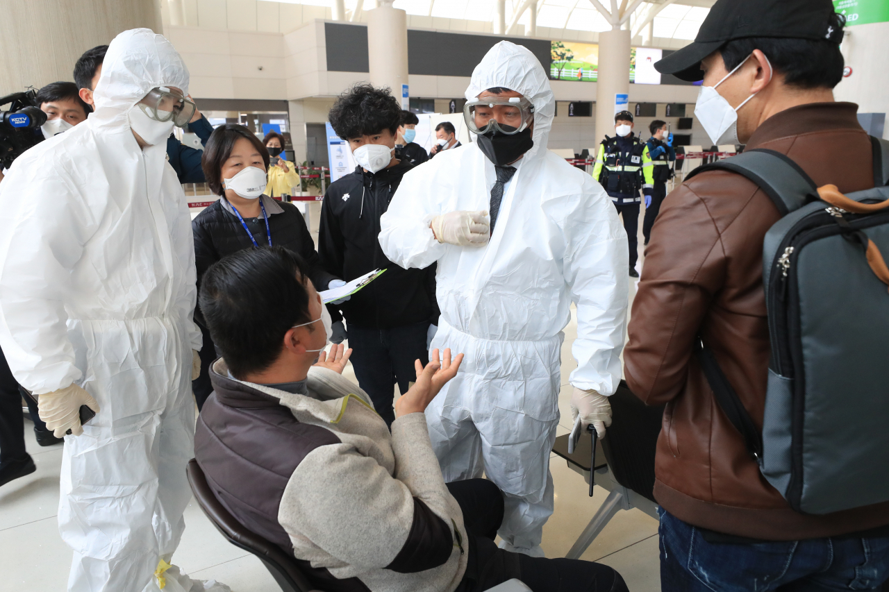 지난 9일 오후 제주 제주시 제주국제공항에서 제주지방경찰청 공항경찰대 주관으로 무단 이탈한 신종 코로나바이러스 감염증(코로나19) 자가격리자를 재격리하는 모의 훈련이 열리고 있다. [연합]