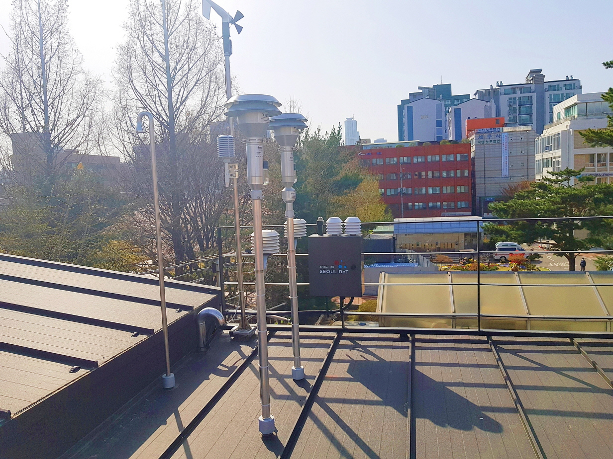 우리은행 영등포구청점 옥상에 위치한 미세먼지 측정소 모습. [영등포구 제공]