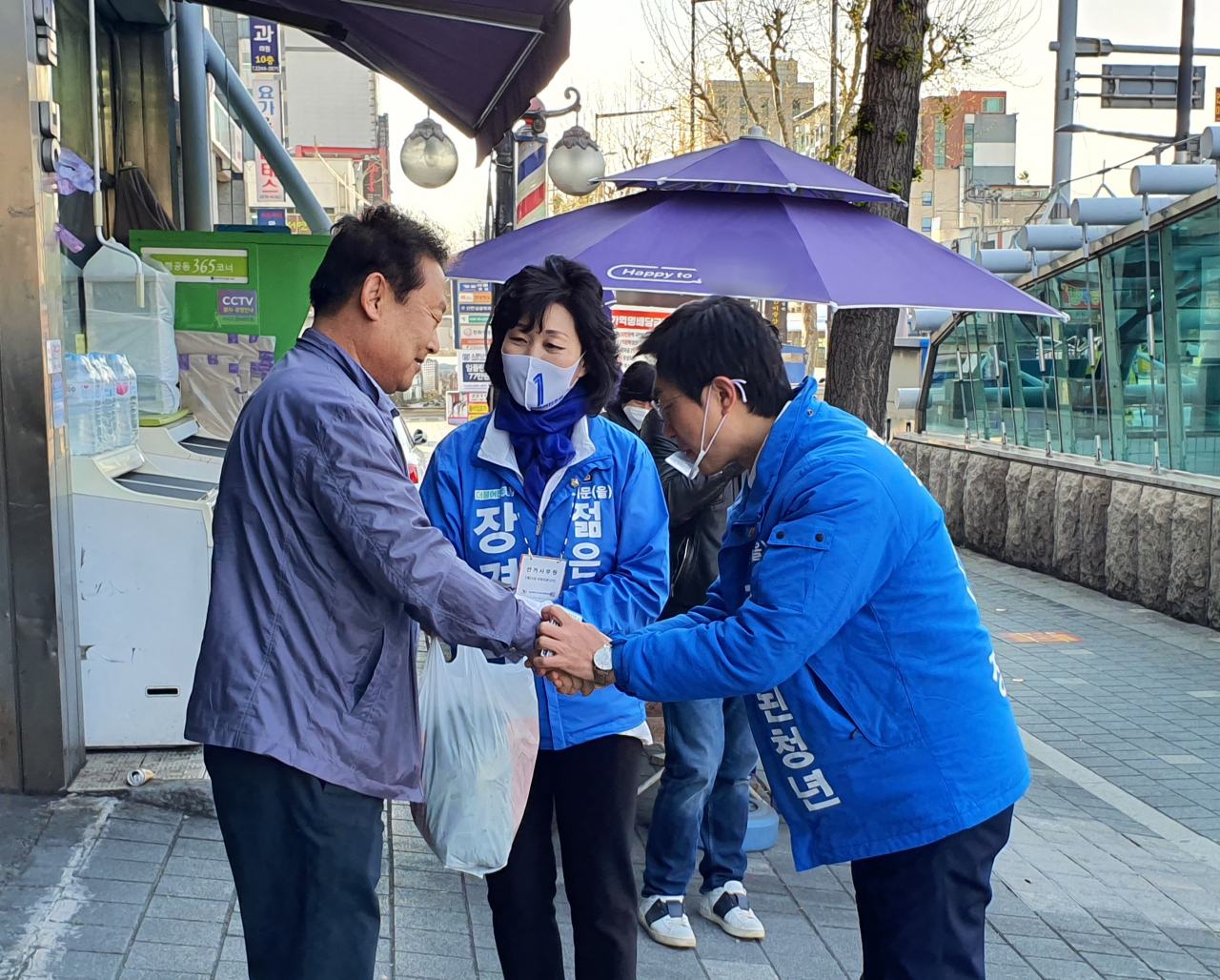 장경태 더불어민주당 후보가 13일 오전 서울 동대문 답십리역 앞에서 시민에게 인사를 하고 있다. 김용재 수습기자/brunch@heraldcorp.com