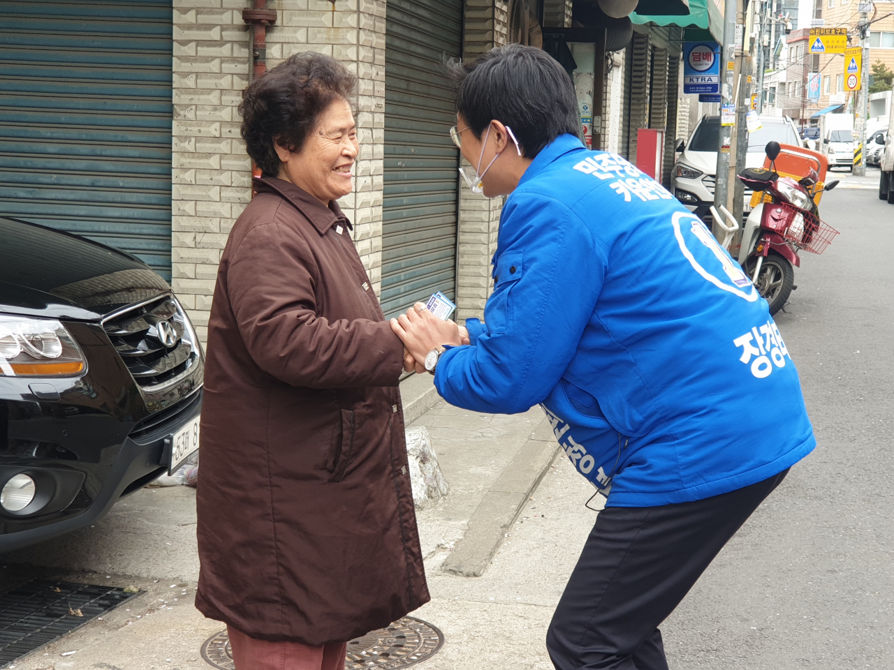 장경태 더불어민주당 후보가 12일 서울 동대문 답십리에서 시민과 인사를 나누고 있다. 이현정 기자/rene@heraldcorp.com