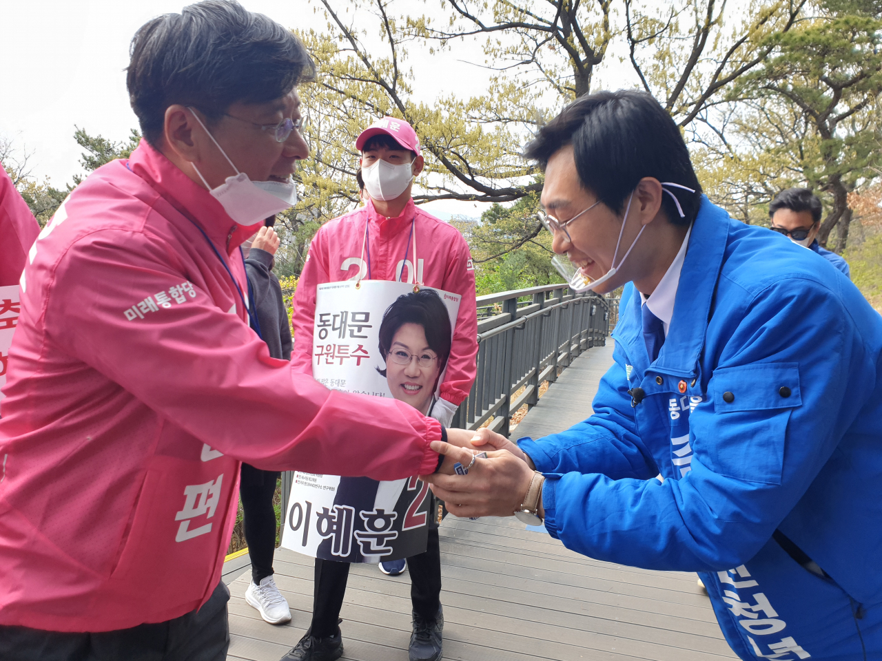 장경태 더불어민주당 후보가 12일 서울 동대문 배봉산 근린 공원에서 이혜훈 미래통합당 후보의 남편과 인사를 나누고 있다. 이현정 기자/rene@heraldcorp.com