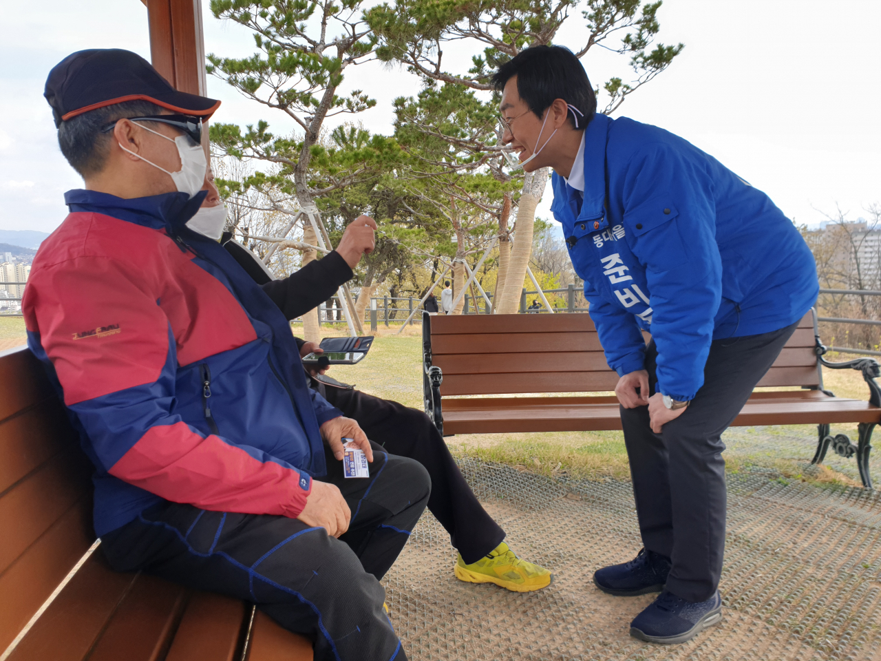 장경태 더불어민주당 후보가 12일 서울 동대문 배봉산 근린 공원에서 시민들을 만나고 있다. 이현정 기자/rene@heraldcorp.com