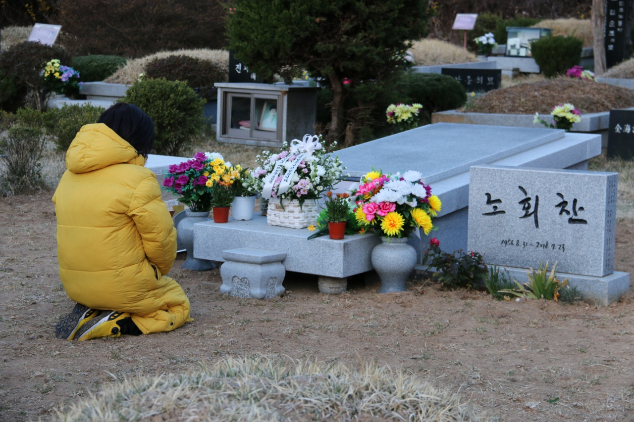 심상정 정의당 대표가 13일 오전 서울 남양주시 마석모란공원 내 고(故)노회찬 대표 묘소를 찾아 참배하고 있다. [연합]