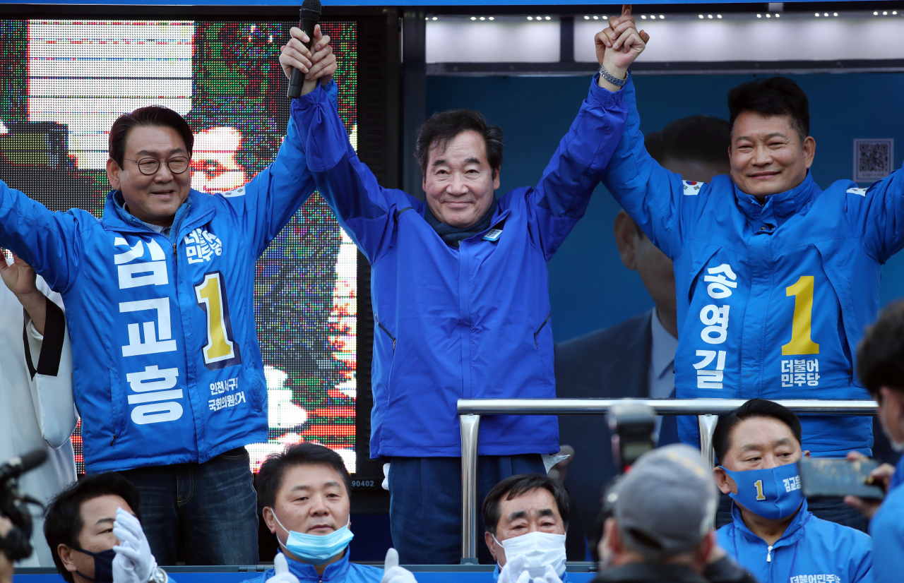 이낙연 더불어민주당 상임공동선대위원장이 12일 인천 서구 정서진중앙시장 앞에서 서구갑 김교흥 후보(왼쪽) 지원 유세를 하고 있다. 오른쪽은 인천 계양을에 출마한 송영길 후보. [연합]