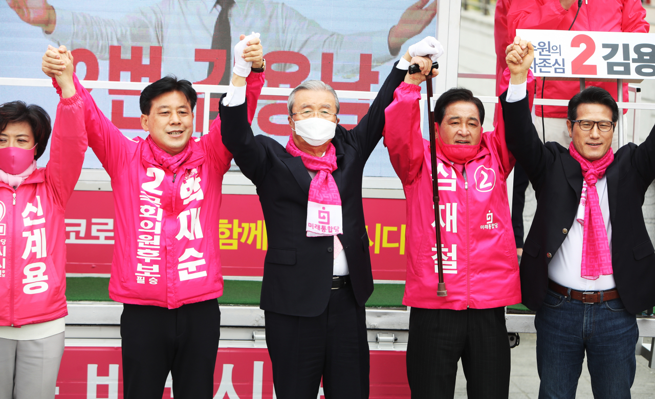 김종인 미래통합당 총괄선대위원장이 12일 오전 경기도 수원시 지동교에서 제21대 국회의원선거 경기 지역 후보들과 전국 동시 대국민 호소 행사를 마친 후 손을 높이 들고 인사하고 있다. [연합]