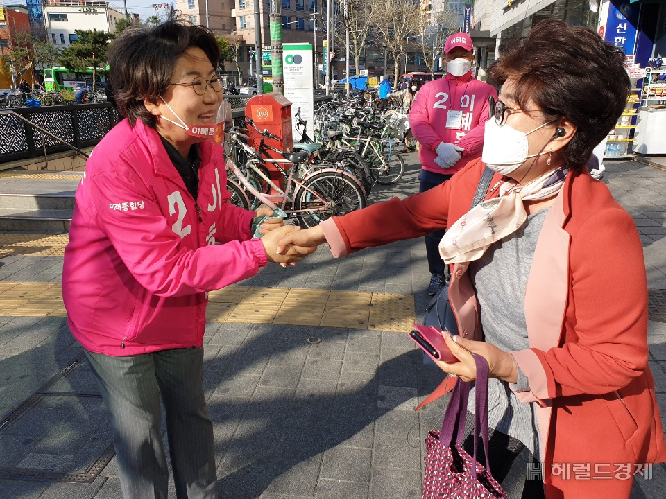 이혜훈 미래통합당 서울 동대문을 후보가 13일 오전 장한평역 2번 출구 근처에서 지역 주민을 만나고 있다. [헤럴드경제=박재석 수습기자]