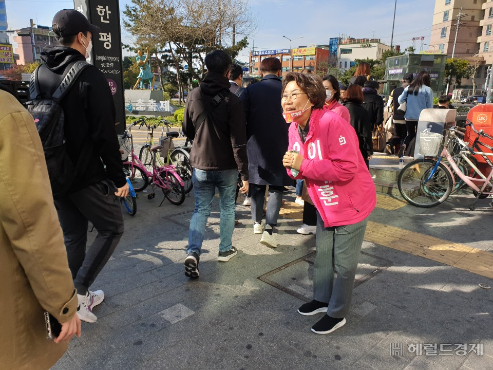이혜훈 미래통합당 서울 동대문을 후보가 13일 오전 장한평역 2번 출구 근처에서 출근길 인사를 진행하고 있다. [헤럴드경제=박재석 수습기자]