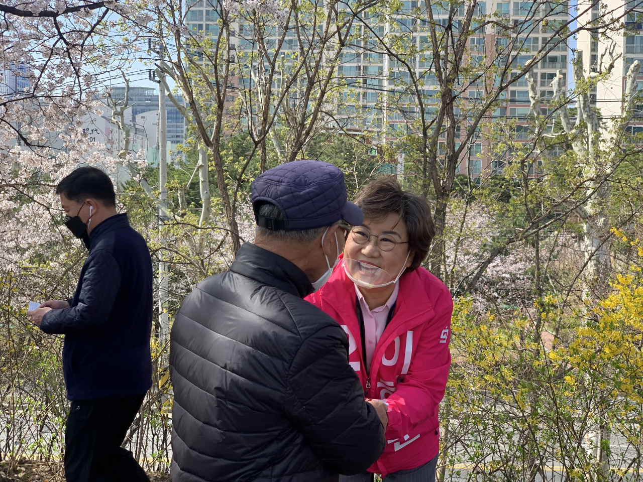 이혜훈 미래통합당 서울 동대문을 후보가 지역 주민과 만나 대화를 하고 있다. [이혜훈 캠프 제공]